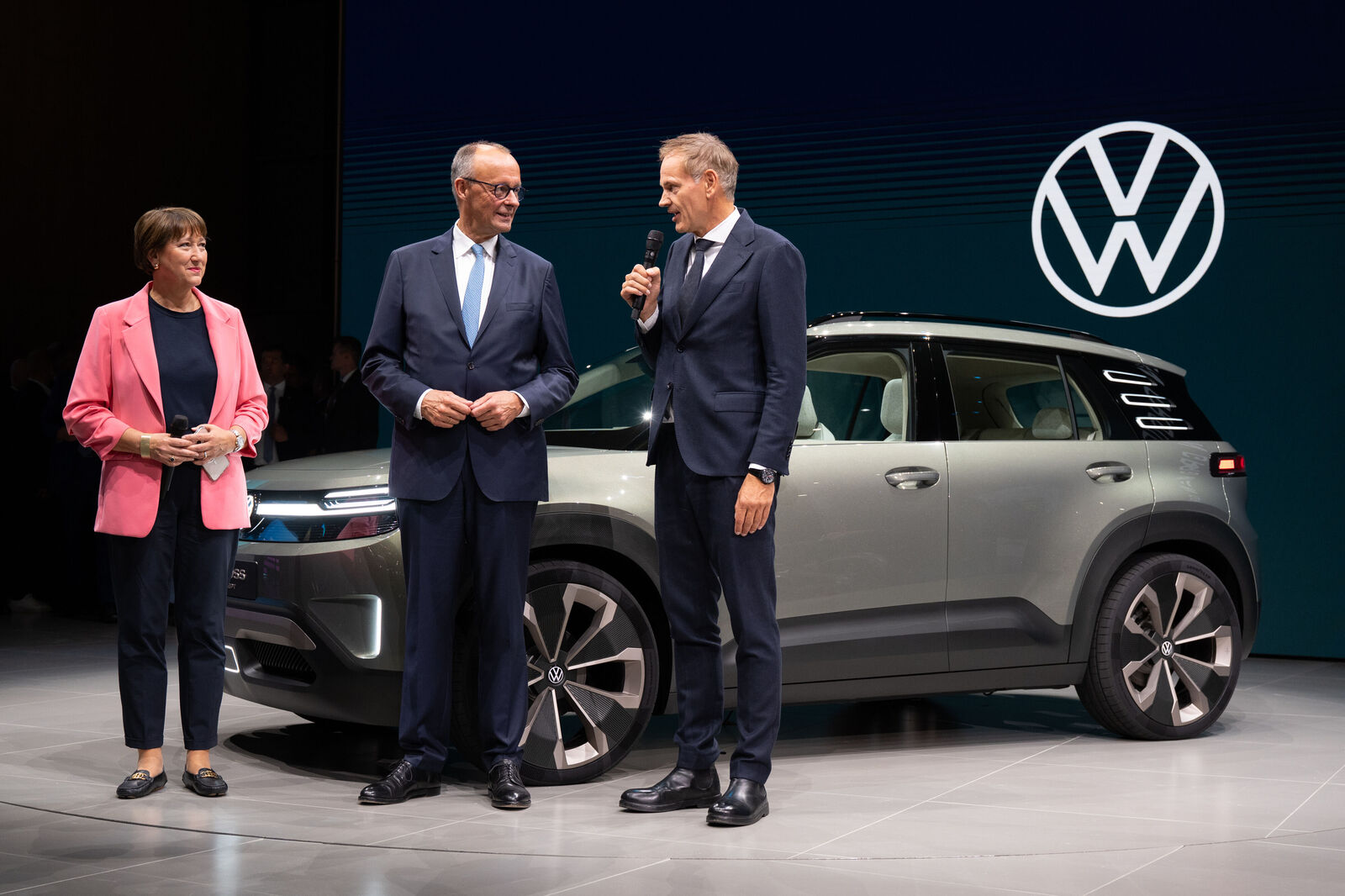 Oliver Blume (r.) with Friedrich Merz and Hildegard Müller, President of German Association of the Automotive Industry (VDA)