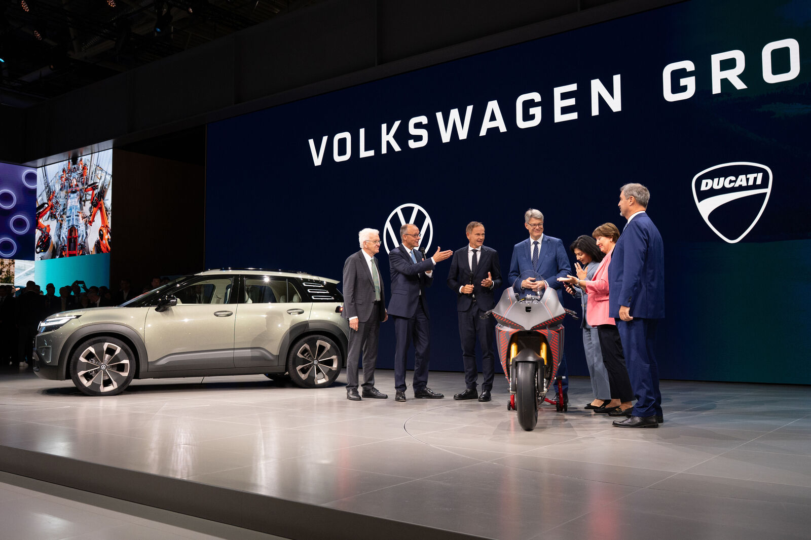 Winfried Kretschmann, Friedrich Merz, Oliver Blume, Patrick Schnieder, Katharina Reiche, Hildegard Müller, Markus Söder at the Volkswagen Group booth at IAA Mobility