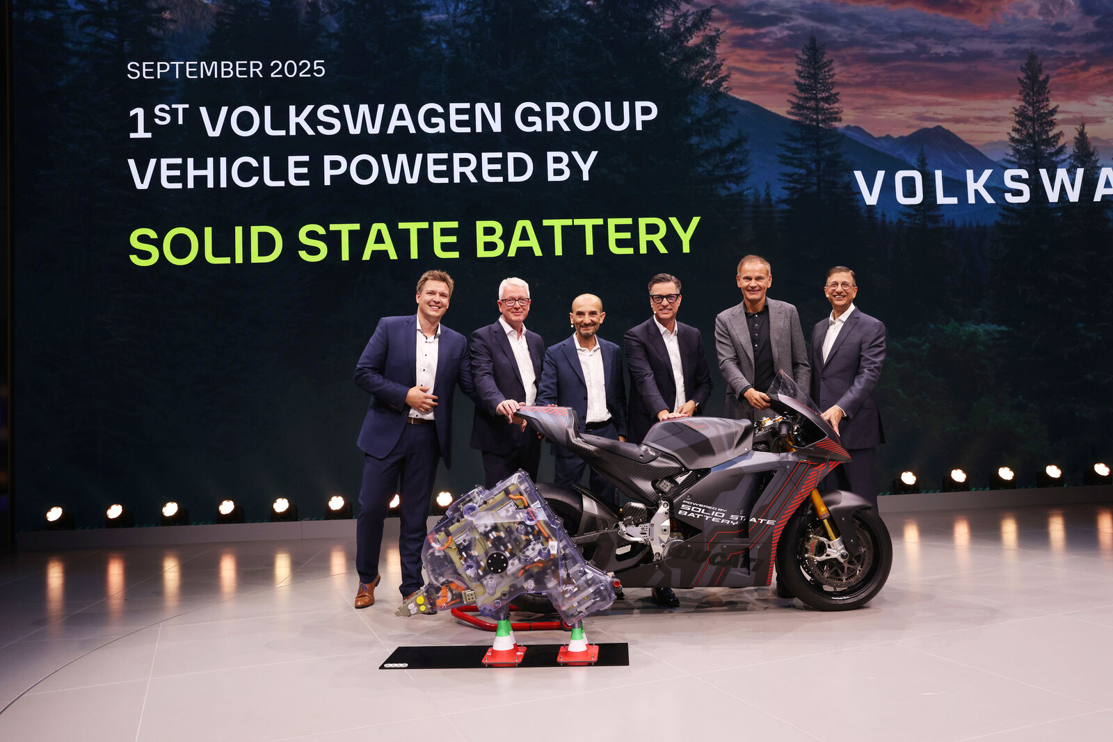 Volkswagen Group Technology, QuantumScape, PowerCo, Ducati und Audi haben gemeinsam das erste Elektromotorrad mit Feststoffbatterien von QuantumScape auf den Markt gebracht. v. l.: Dr. Peter Juris (Head of Concept Development Batterysystems), Frank Blome (CEO PowerCo), Claudio Domenicali (CEO Ducati), Thomas Schmall (Konzernvorstand Technik), Oliver Blume (CEO Volkswagen Group) und Siva Sivaram (CEO Quantum Scape).