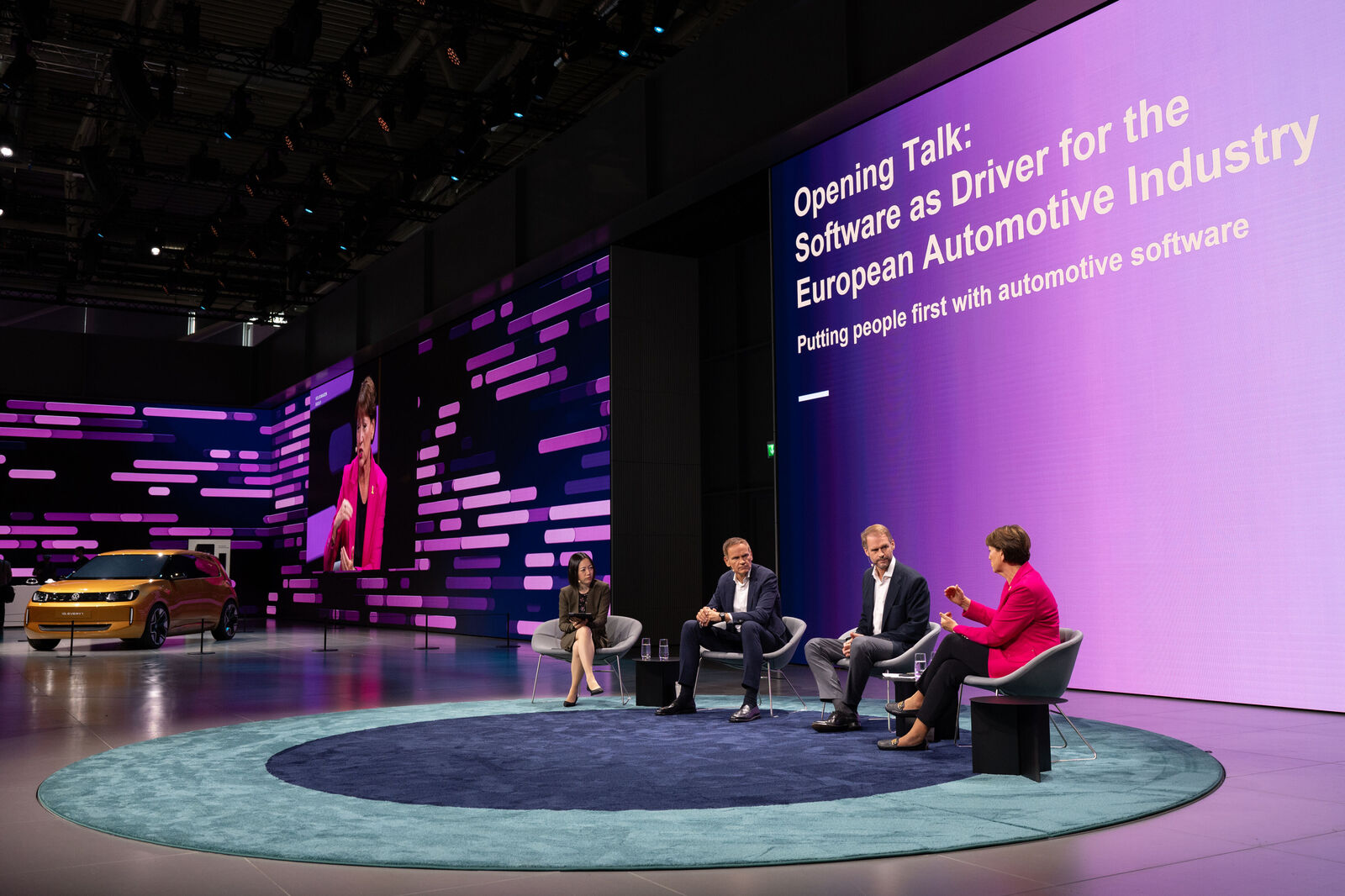 Kana Inagaki (Financial Times) with Oliver Blume (CEO, Volkswagen Group & Porsche AG), Peter Bosch (CEO, CARIAD) and Hildegard Müller (President, German Association of the Automotive Industry) at the Opening Talk: Software as Driver for the European Automative Industry