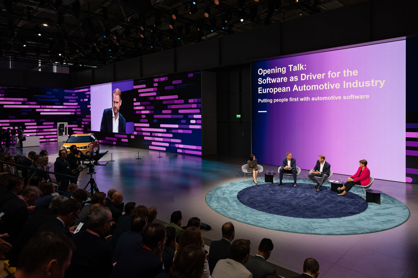 Kana Inagaki (Financial Times) with Oliver Blume (CEO, Volkswagen Group & Porsche AG), Peter Bosch (CEO, CARIAD) and Hildegard Müller (President, German Association of the Automotive Industry) at the Opening Talk: Software as Driver for the European Automative Industry