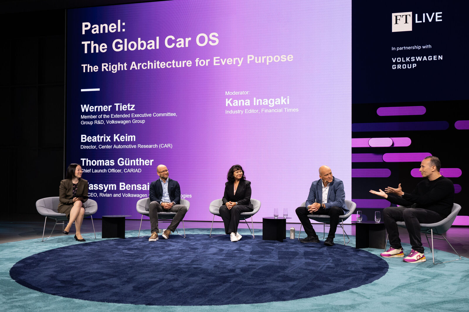 Panel Talk: The Global Car OS - The Right Architecture for Every Purpose mit Moderatorin Kana Inagaki (Financial Times),  Thomas Günther (Chief Launch Officer, CARIAD), Beatrix Keim (Director, Center Automotive Research (CAR)), Werner Tietz (Member of the Extended Executive Committee, Group R&D, Volkswagen Group) und Wassym Bensaid (Co-CEO, Rivian and Volkswagen Group Technologies)
