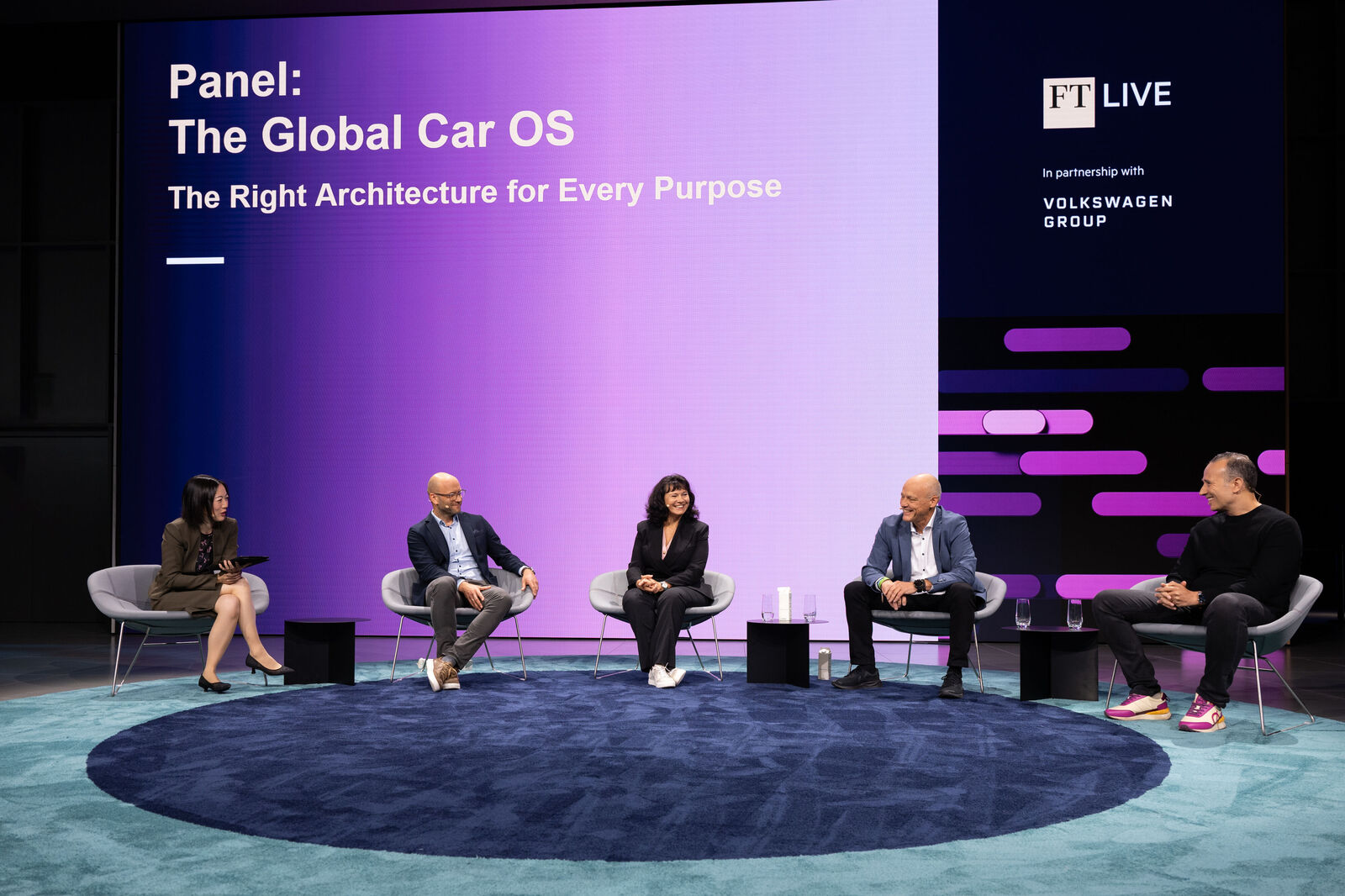 Panel Talk: The Global Car OS - The Right Architecture for Every Purpose mit Moderatorin Kana Inagaki (Financial Times),  Thomas Günther (Chief Launch Officer, CARIAD), Beatrix Keim (Director, Center Automotive Research (CAR)), Werner Tietz (Member of the Extended Executive Committee, Group R&D, Volkswagen Group) und Wassym Bensaid (Co-CEO, Rivian and Volkswagen Group Technologies)