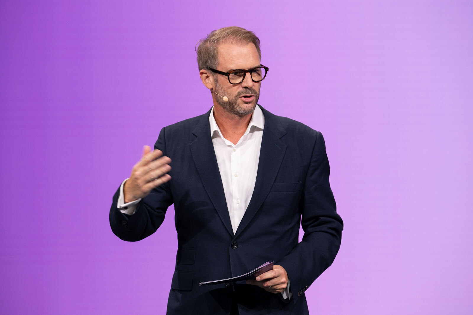 Peter Bosch (CEO, CARIAD) moderiert den Panel Talk: ADAS for ALL