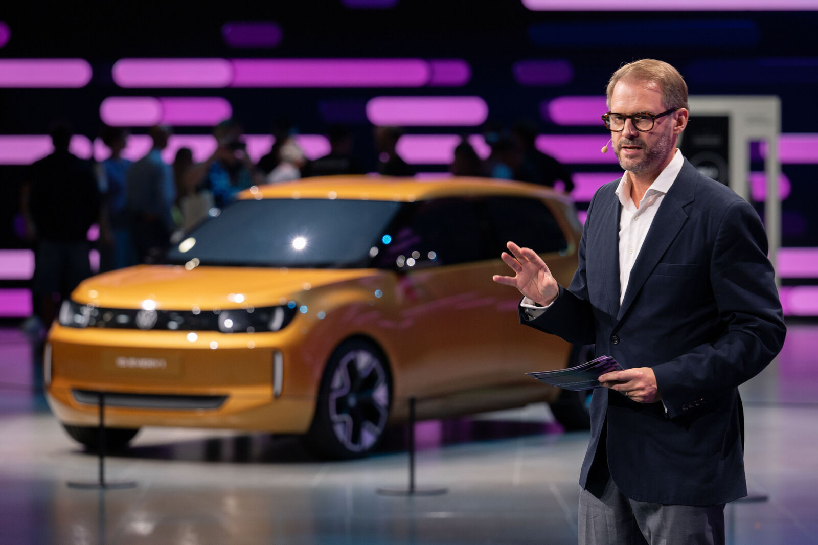 Peter Bosch (CEO, CARIAD) moderiert den Panel Talk: ADAS for ALL