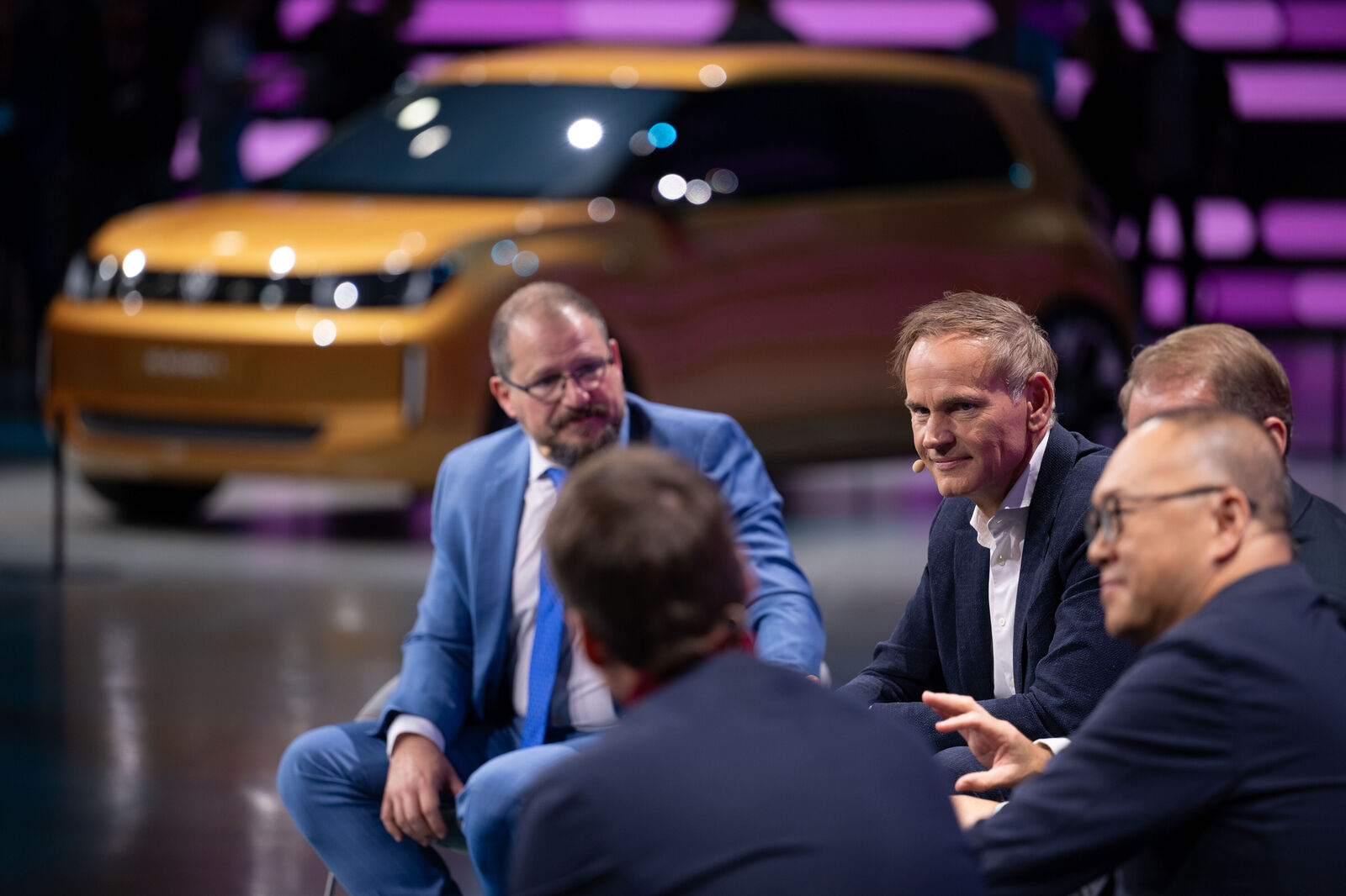 Cristiano Amon (CEO, Qualcomm Inc.) and Oliver Blume (CEO, Volkswagen Group & Porsche AG) in conversation with Peter Bosch (CEO, CARIAD), Kai Yu (Founder & CEO, Horizon Robotics) and Geoffrey Bouquot (Mitglied des Vorstands für Technische Entwicklung, Audi) at the Panel Talk ADAS for ALL