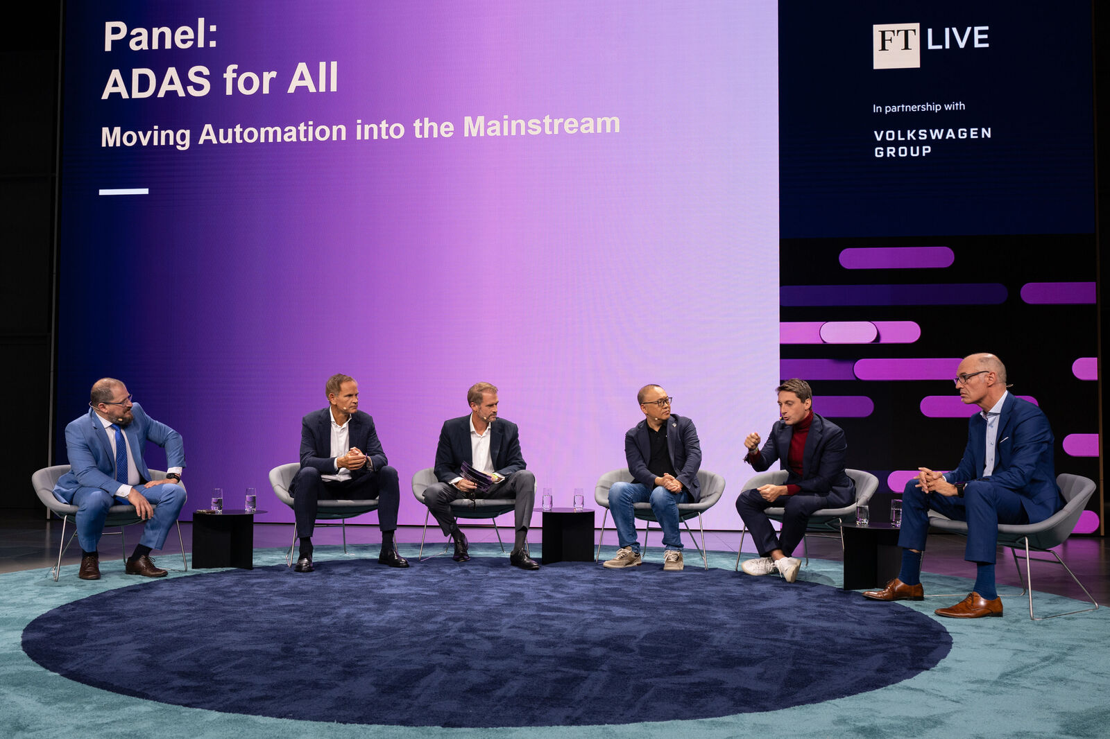 Cristiano Amon (CEO, Qualcomm Inc.), Oliver Blume (CEO, Volkswagen Group & Porsche AG), Peter Bosch (CEO, CARIAD), Kai Yu (Founder & CEO, Horizon Robotics), Geoffrey Bouquot (Mitglied des Vorstands für Technische Entwicklung, Audi) und Mathias Pillin (CTO, Bosch Mobility) beim Panel Talk ADAS for ALL