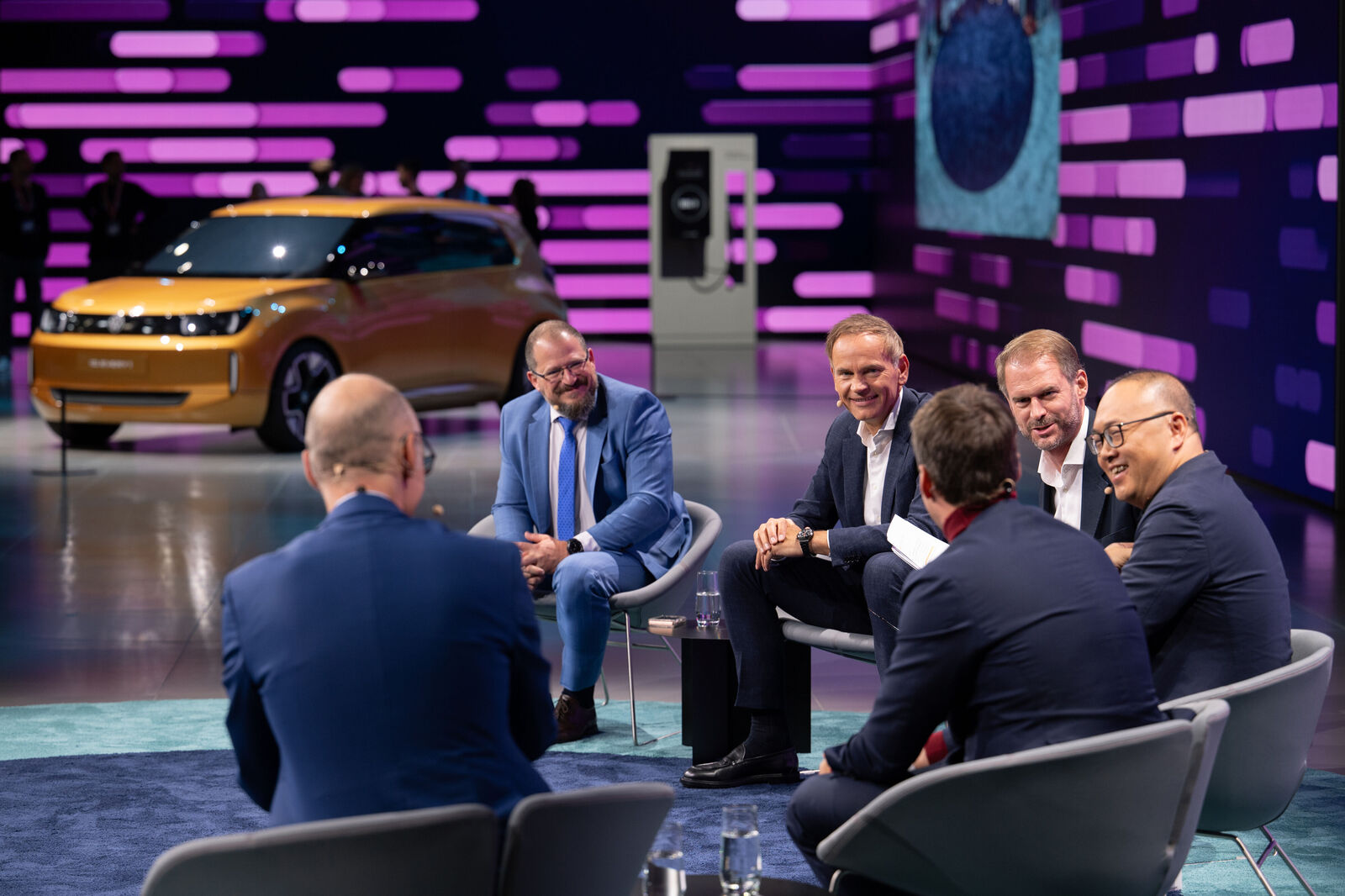 Cristiano Amon (CEO, Qualcomm Inc.), Oliver Blume (CEO, Volkswagen Group & Porsche AG), Peter Bosch (CEO, CARIAD), Kai Yu (Founder & CEO, Horizon Robotics), Geoffrey Bouquot (Board Member Technical Development, Audi) and Mathias Pillin (CTO, Bosch Mobility) at the Panel Talk ADAS for ALL