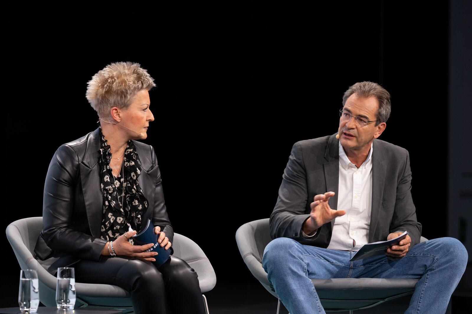 Carmen Schmidt (Chief Business Officer, Volkswagen Group and Alexander Straub (EVP Tech and Partner Strategy, Cariad) in conversation at the Panel Talk Corporate Incubators