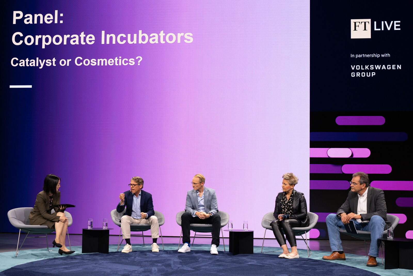 Panel Talk: Corporate Incubators - Catalyst or Cosmetics. Mit Kana Inagaki (Financial Times), Daniel Fazelzad (Senior Vice President Digital Advertising, Deutsche Telekom), Tobias Henz (Partner, McKinsey & Co), Carmen Schmidt (Chief Business Officer, Volkswagen Group) and Alexander Straub (EVP Tech and Partner Strategy, Cariad)