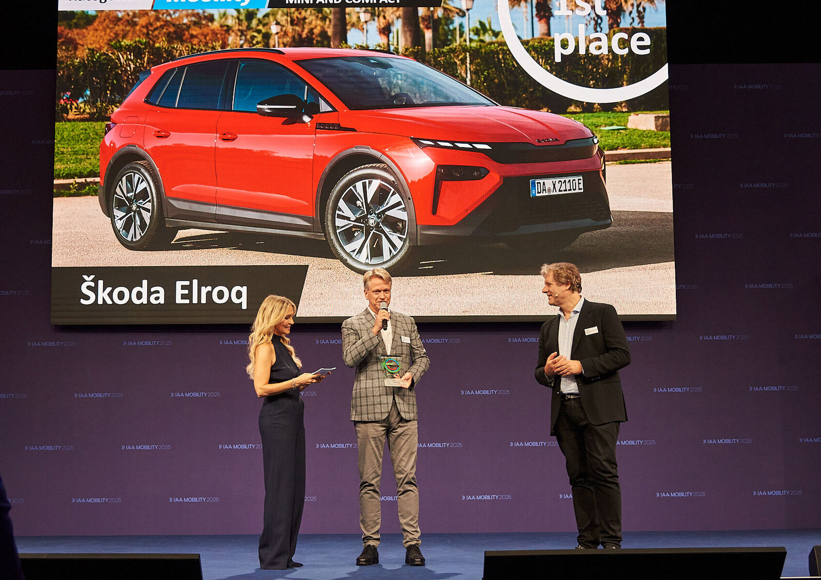 Dr. Tim Steiskal, Leiter Vertrieb Škoda Auto Deutschland, nahm die Auszeichnung von Dr. Harald Proff, Automotive Sektorleiter für Global/DCE/Deutschland von Deloitte (rechts), und Moderatorin Petra Bindl entgegen.