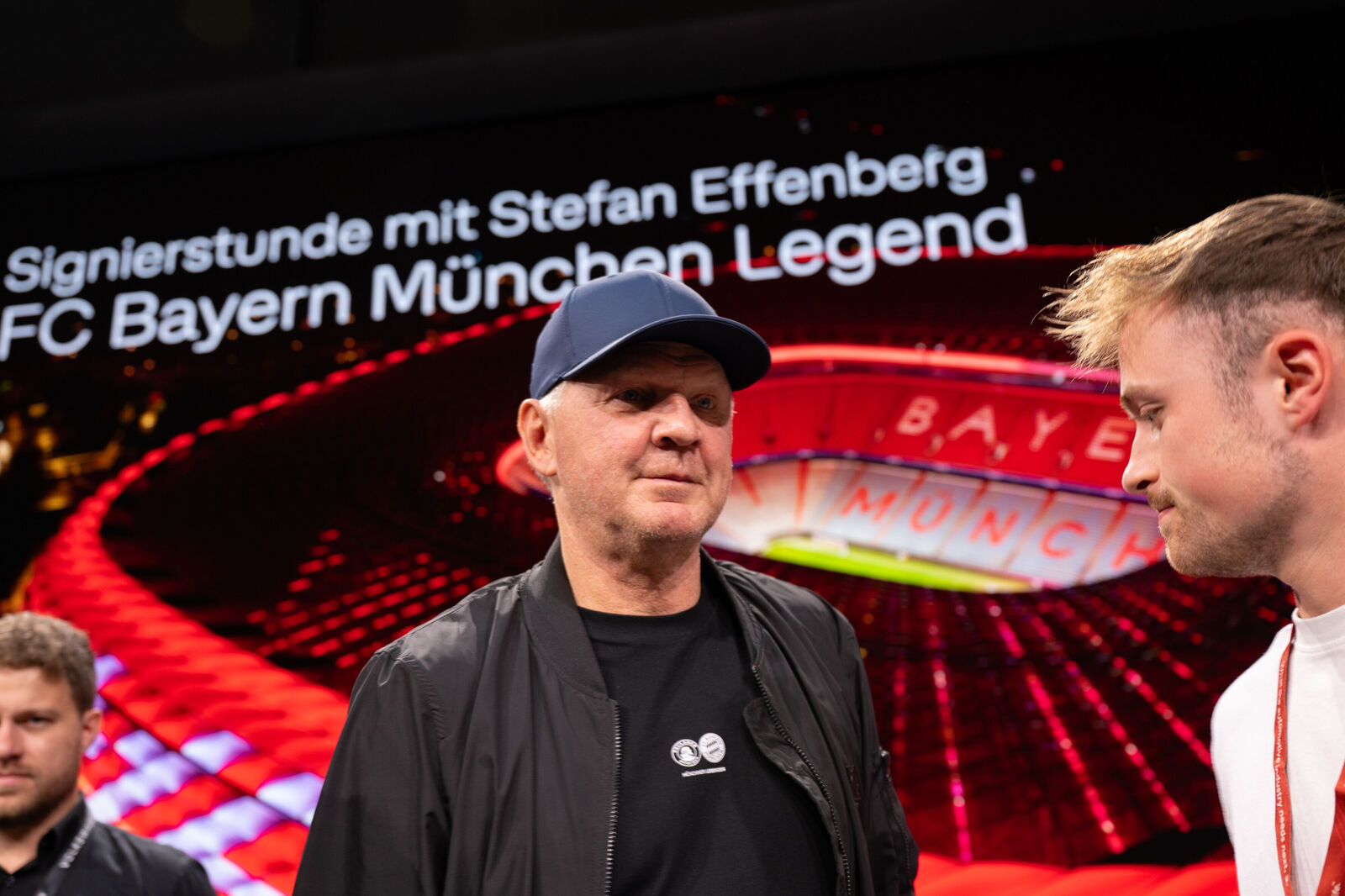 Stefan Effenberg bei der Signierstunde auf dem Volkswagen Group Stand auf der IAA Mobility
