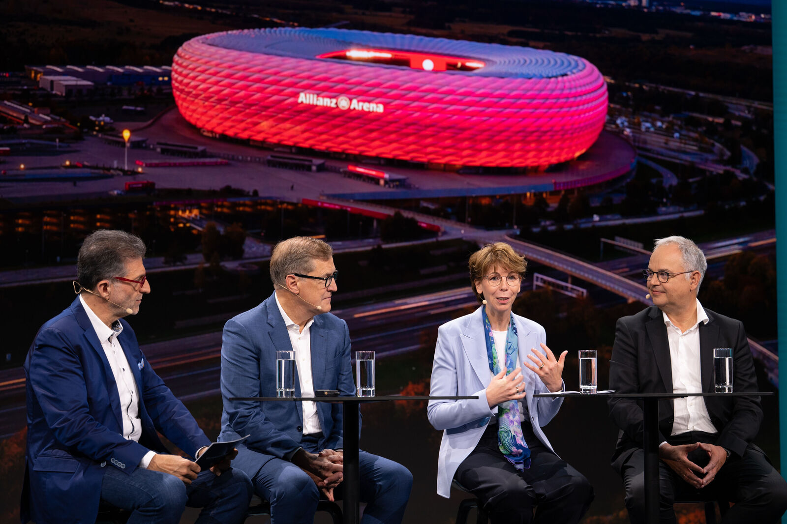 Petro Zollino (Leiter Corporate Communication Volkswagen Group), Jan-Christian Dreesen (Vorstandsvorsitzender FC Bayern München), Hauke Stars (Konzern Vorständin IT & Digitalisierung) und Jürgen Muth (Geschäftsführer der Allianz Arena München Stadion GmbH) beim Panel Talk "Fanmobilität smart gedacht"