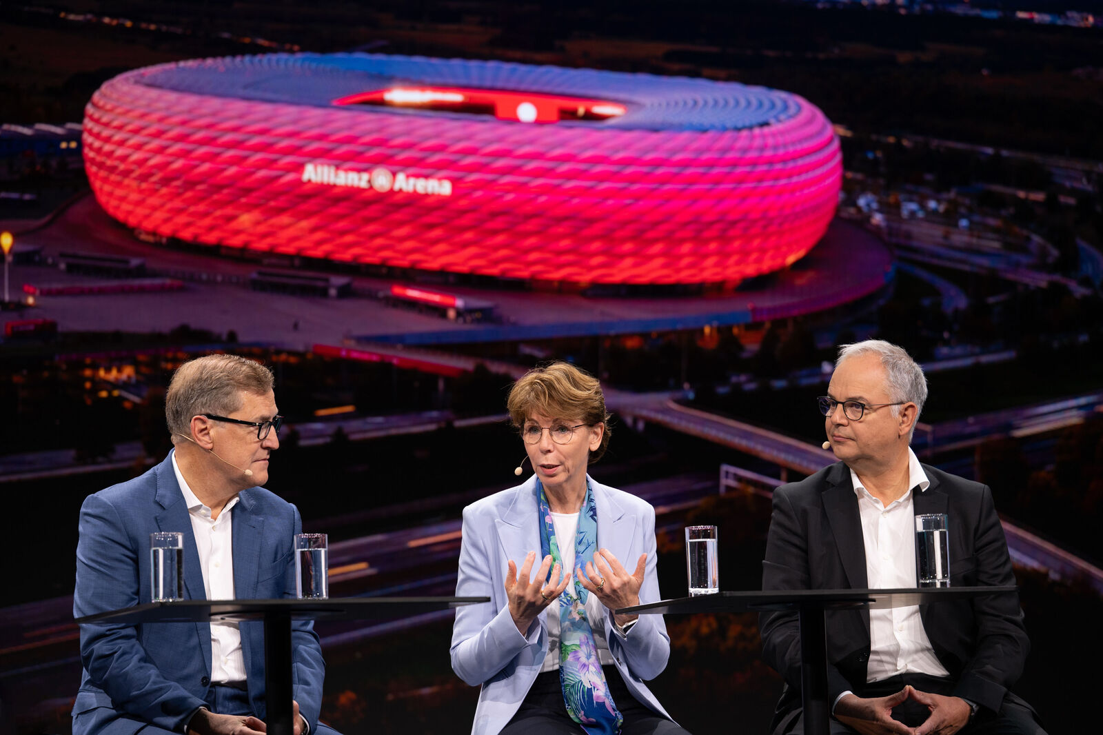 Jan-Christian Dreesen (Vorstandsvorsitzender FC Bayern München), Hauke Stars (Konzern Vorständin IT & Digitalisierung) und Jürgen Muth (Geschäftsführer der Allianz Arena München Stadion GmbH) beim Panel Talk "Fanmobilität smart gedacht"