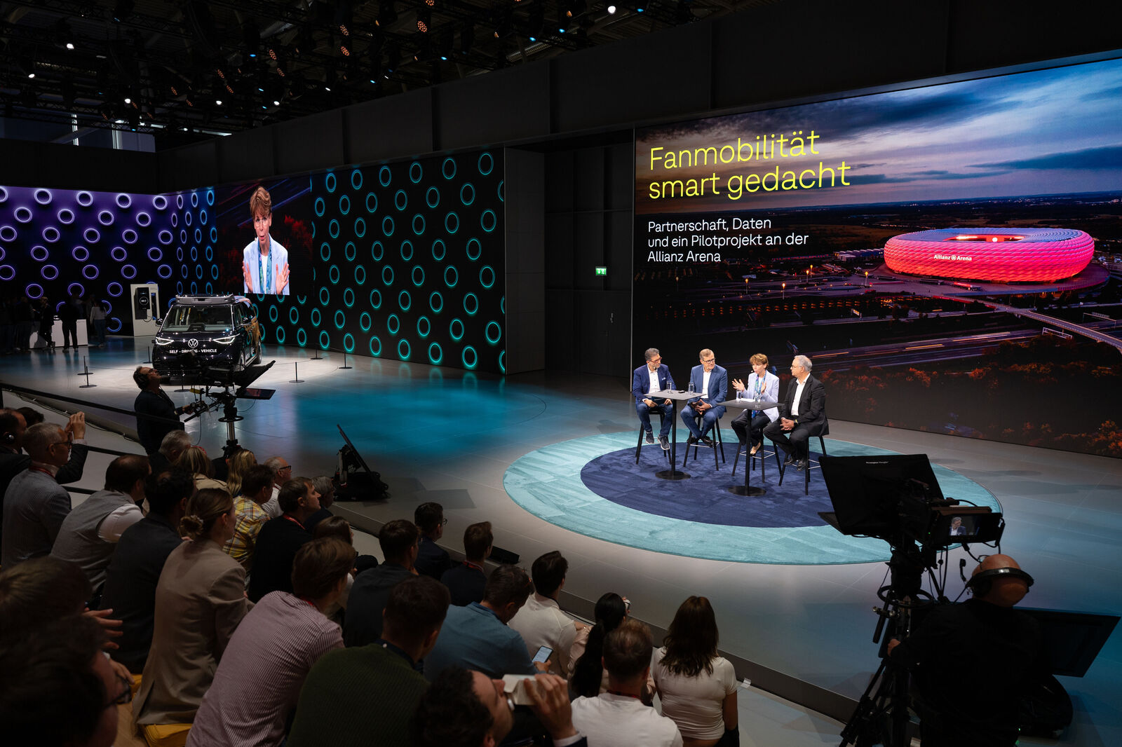 Petro Zollino (Leiter Corporate Communication Volkswagen Group), Jan-Christian Dreesen (Vorstandsvorsitzender FC Bayern München), Hauke Stars (Konzern Vorständin IT & Digitalisierung) und Jürgen Muth (Geschäftsführer der Allianz Arena München Stadion GmbH) beim Panel Talk "Fanmobilität smart gedacht"