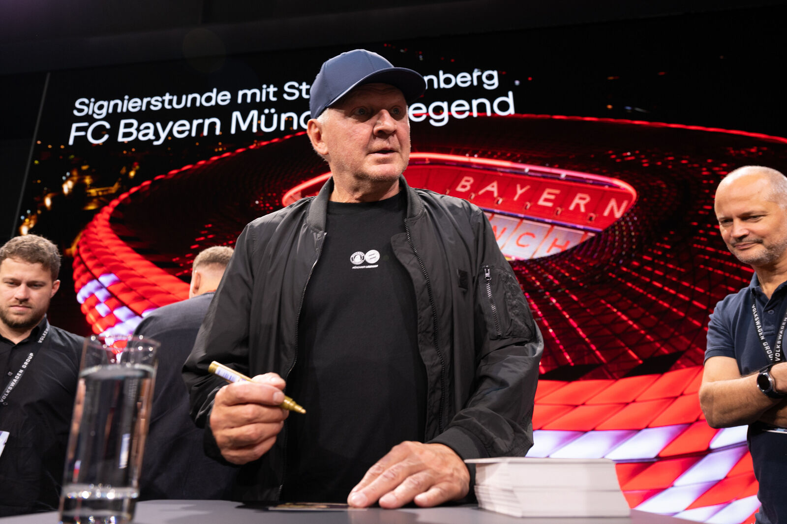 Stefan Effenberg bei der Signierstunde auf dem Volkswagen Group Stand auf der IAA Mobility