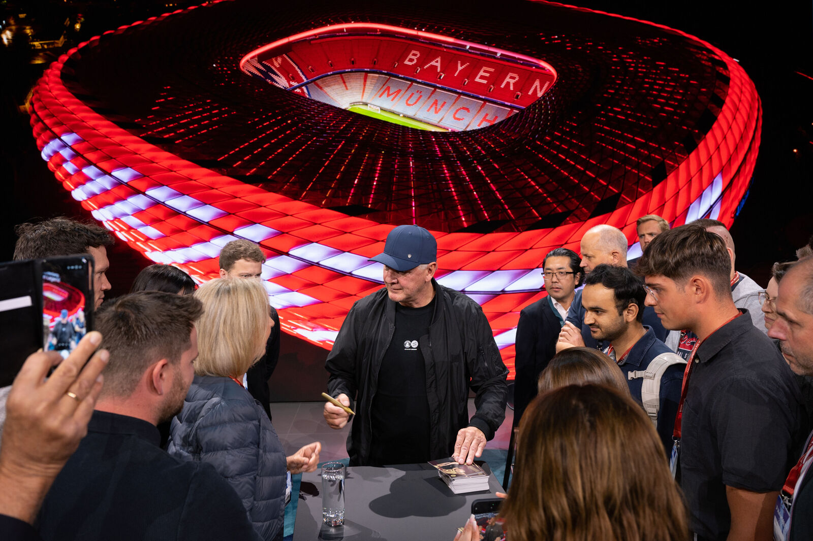 Stefan Effenberg bei der Signierstunde auf dem Volkswagen Group Stand auf der IAA Mobility
