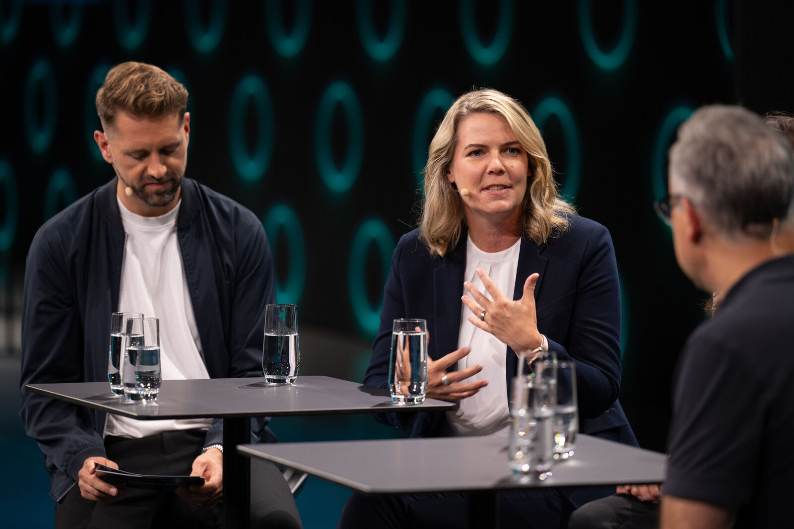 Tina Hasper-Vandrey, Head of Recruiting & Employer Branding bei Volkswagen, beim Panel Talk zum neuem Anforderungsprofil für Talente in der Automobilindustrie