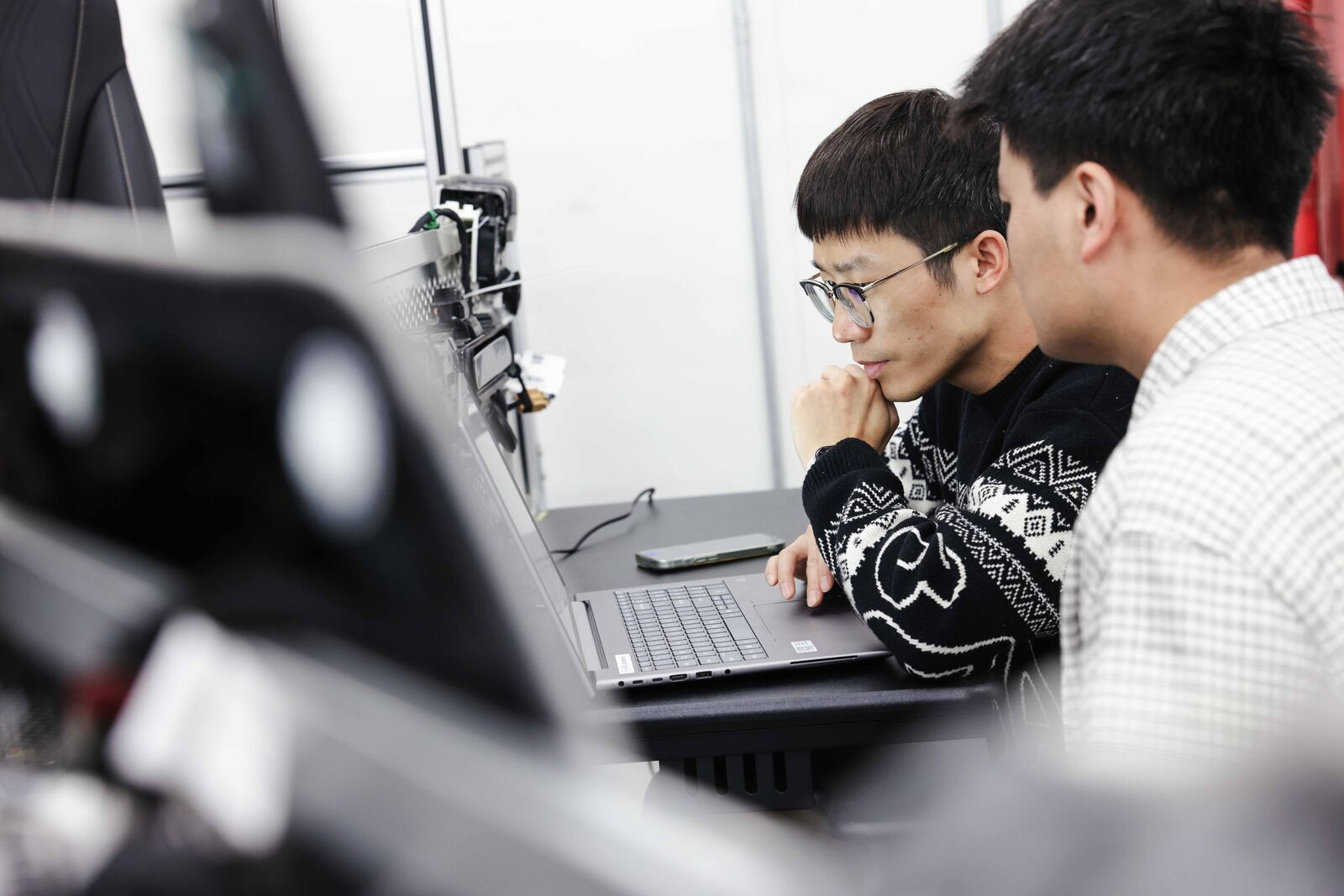 Entwickler der CEA (China Electronic Architecture) führen Softwarevalidierungen am CEA Lab Car durch