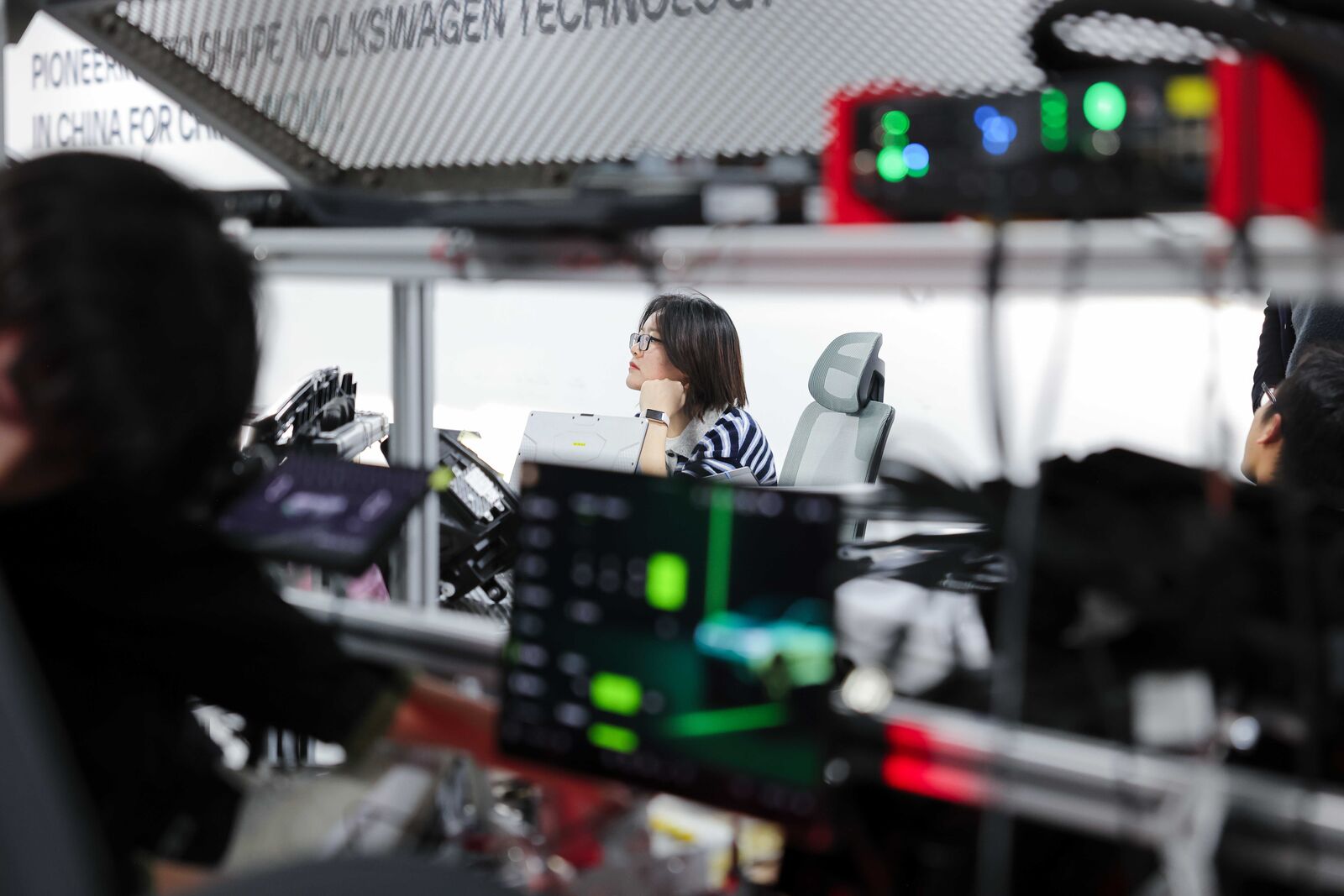 Entwicklerin der CEA (China Electronic Architecture) testet Over-the-air-Update Funktionen am CEA Lab Auto