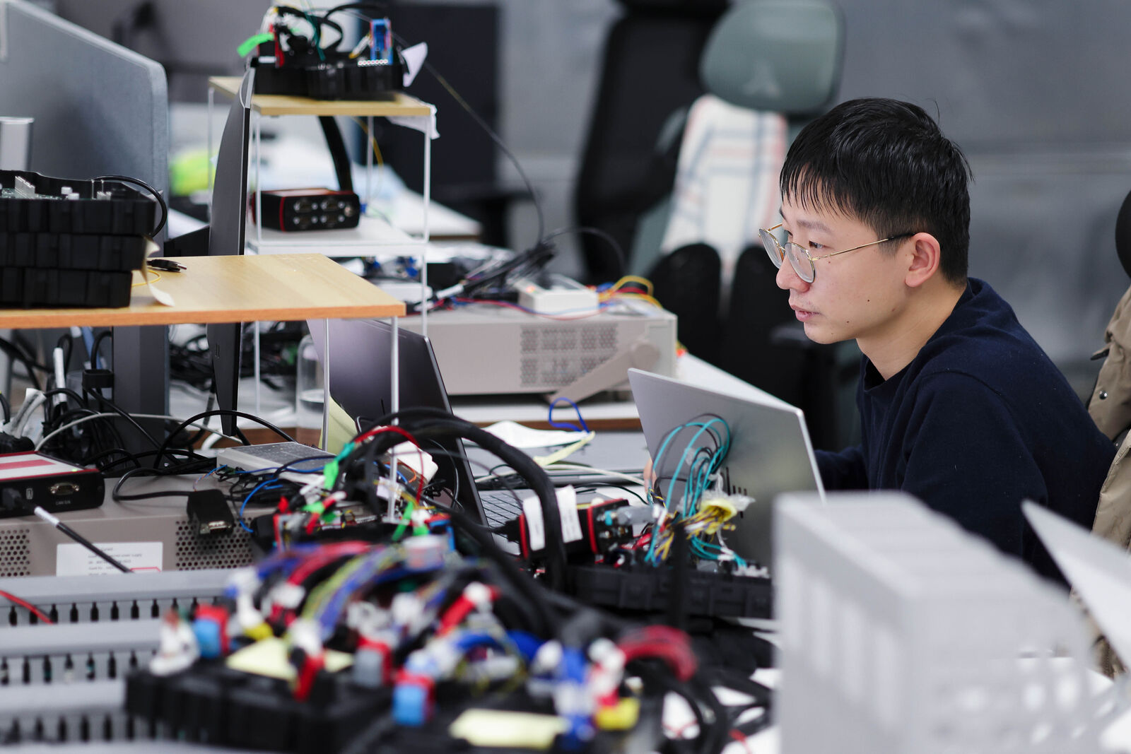 Entwickler der CEA (China Electronic Architecture) testen die Integration elektronischer Steuergeräte (ECUs) mit der Software