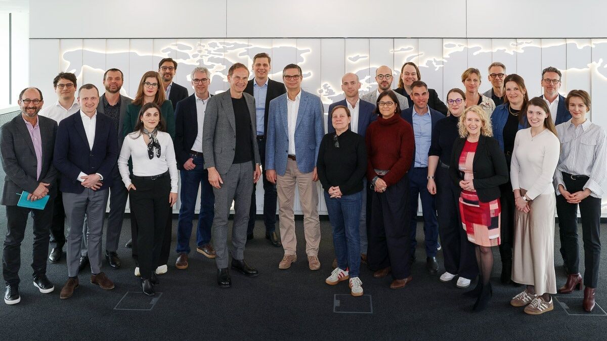 Die externen und internen Mitglieder des Konzern Nachhaltigkeitsbeirats gemeinsam mit Konzernchef Oliver Blume (Mitte) und dem Leiter der Konzern Strategie Ludwig Fazel (3. von links).