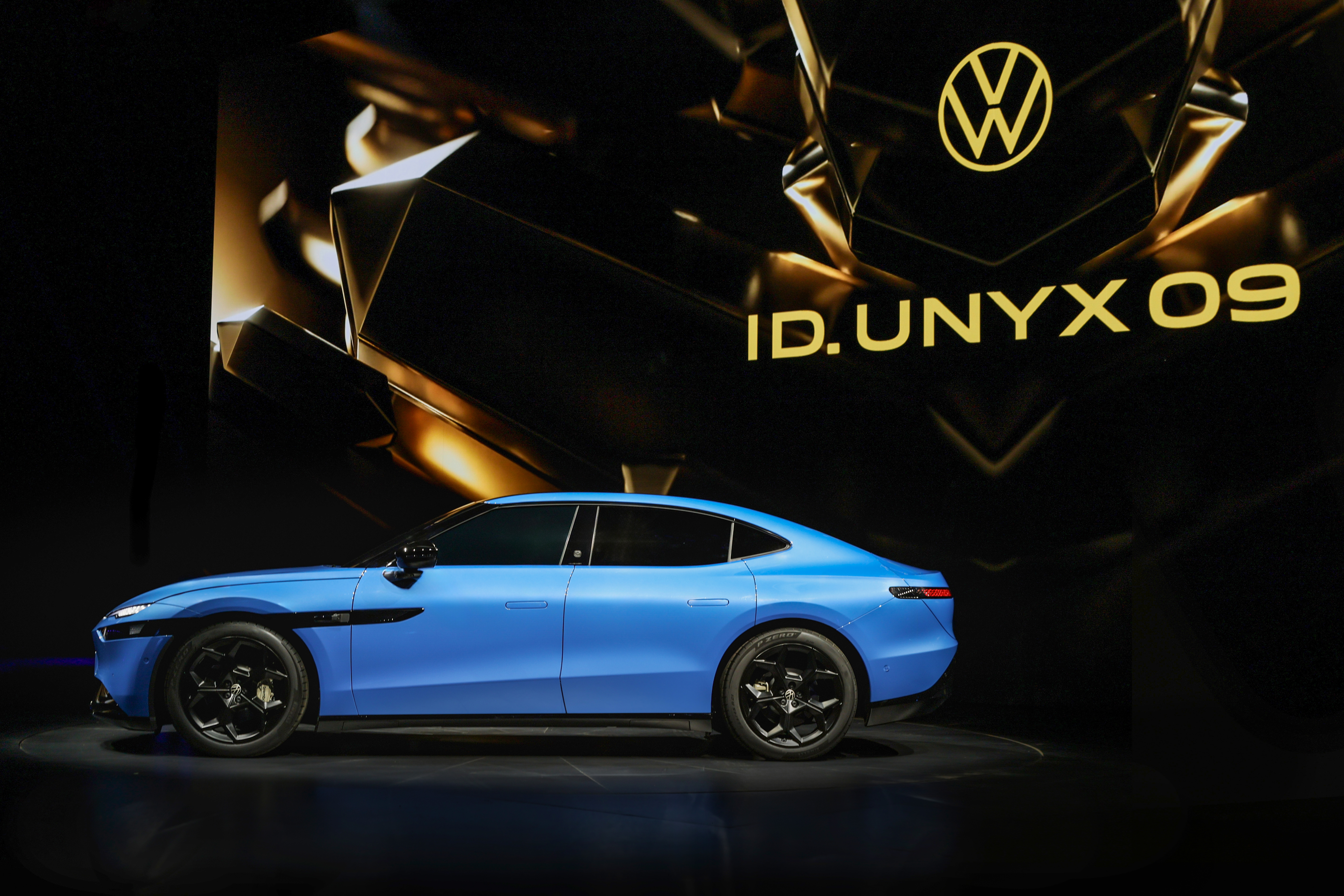 Volkswagen ID. UNYX 09 widziany z boku