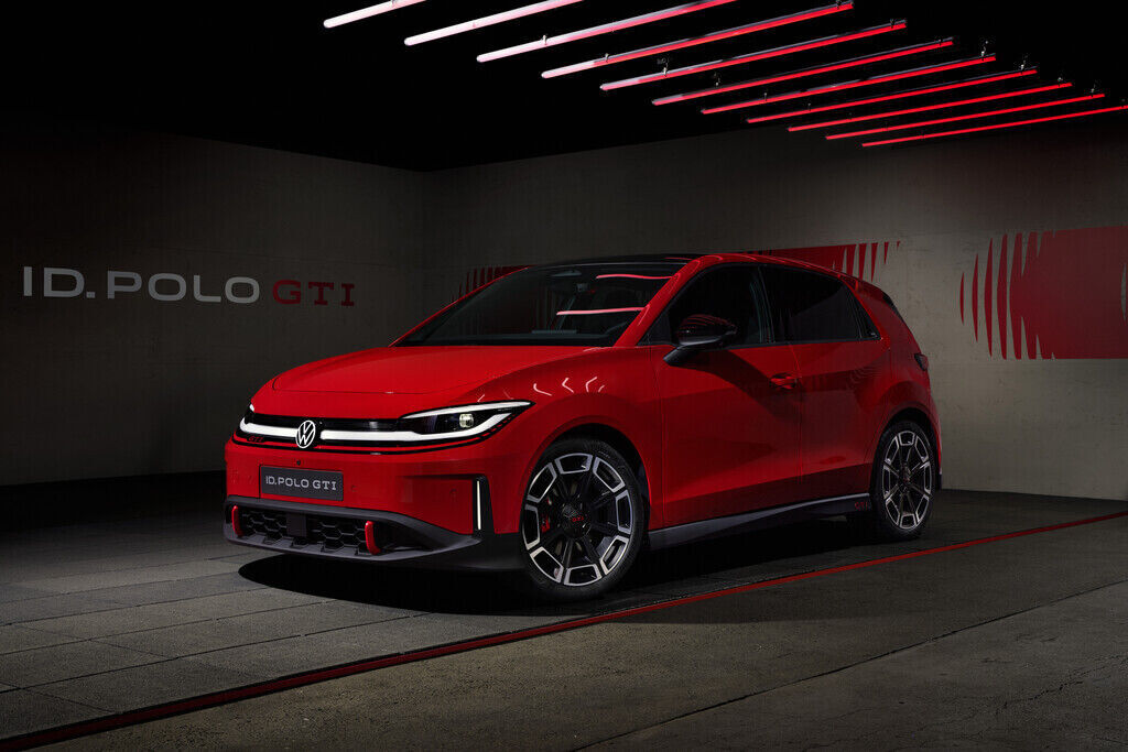 Roter VW ID. Polo GTI in dunklem Studio unter roten Lichtleisten.