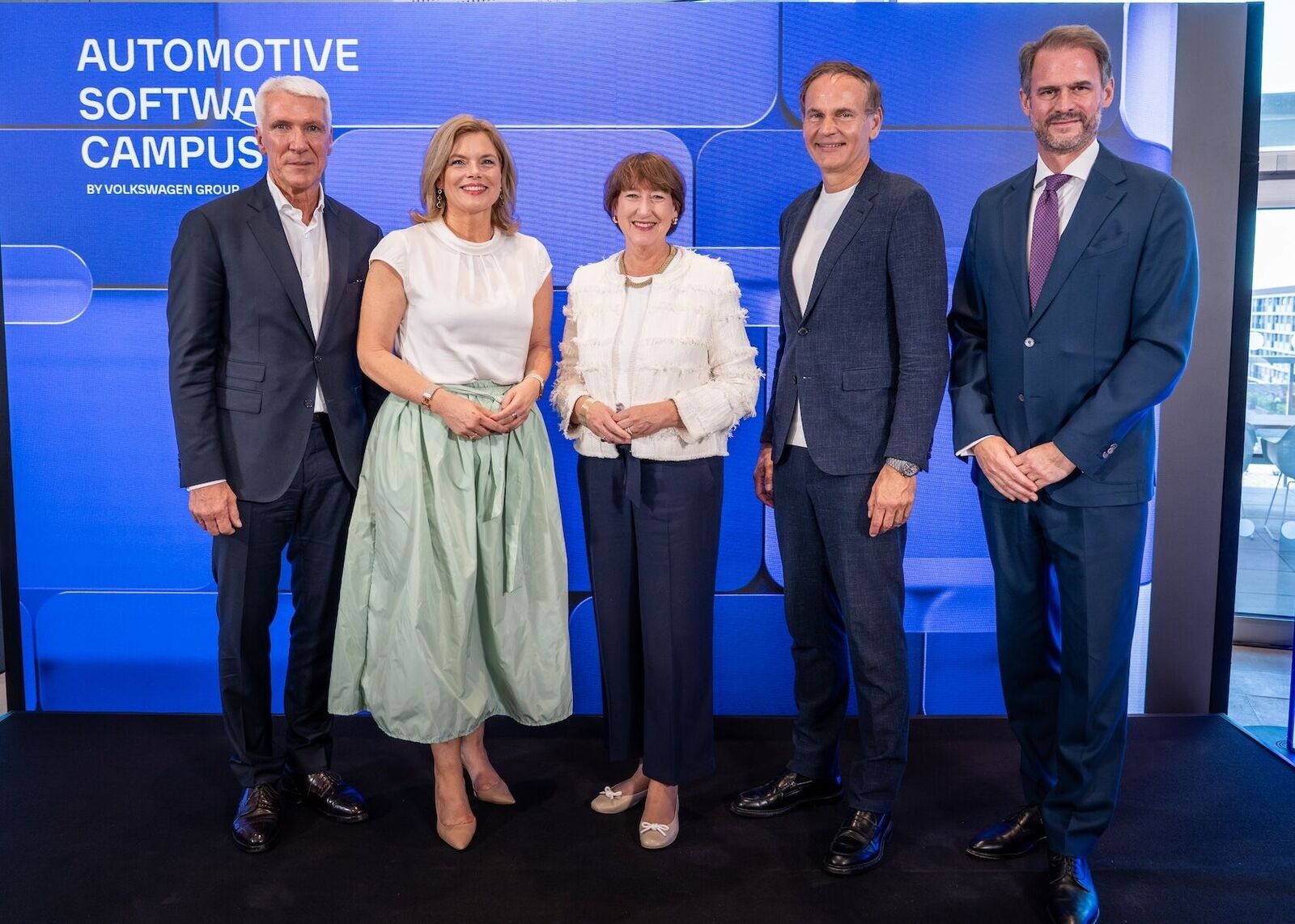 Gruppenfoto von fünf Personen beim Automotive Software Campus Event