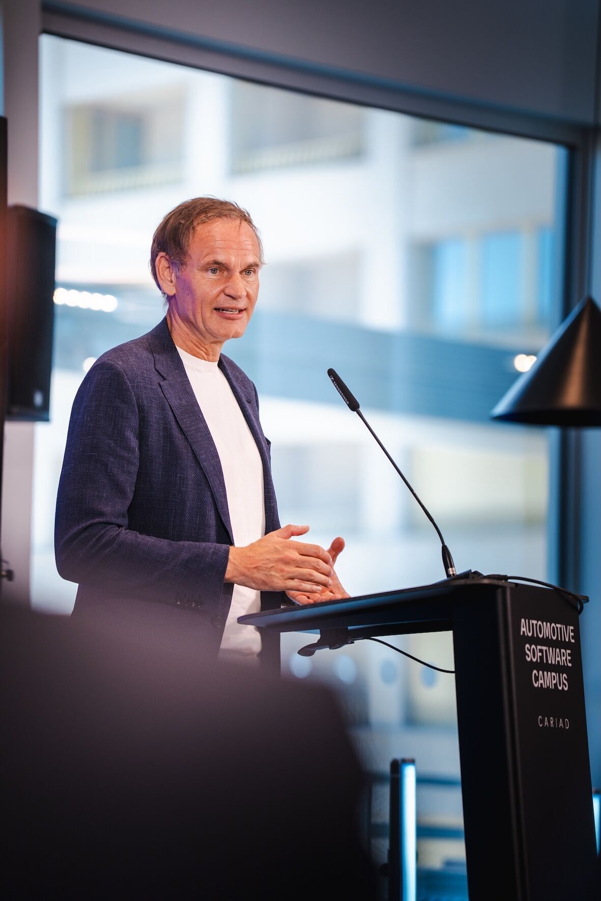 Mann hält Rede am Podium im Automotive Software Campus