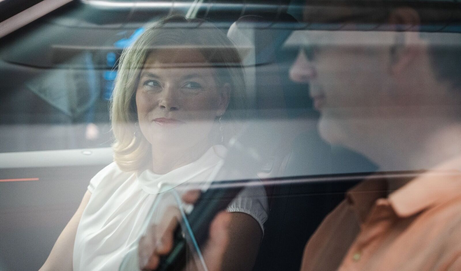 Zwei Personen sitzen im Auto und unterhalten sich