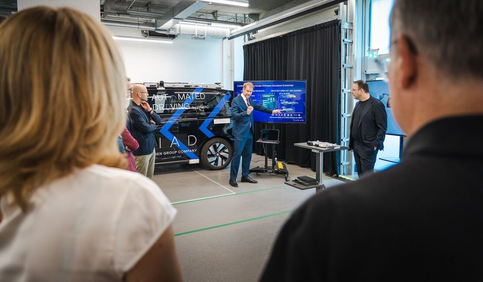 Präsentation zu automatisiertem Fahren vor Publikum in einer Halle