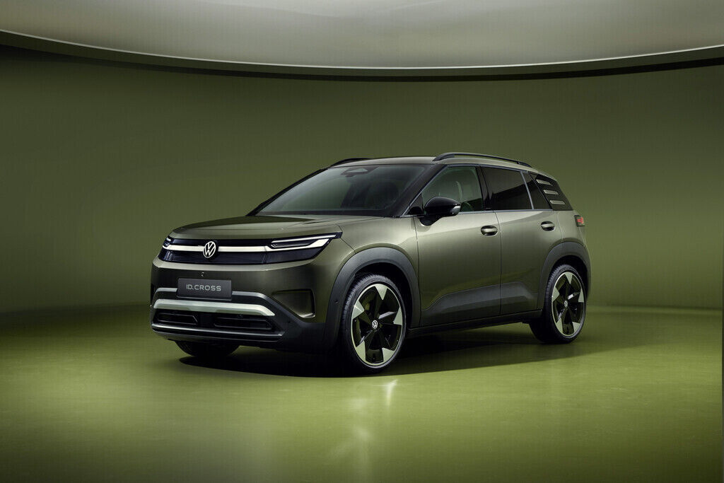 Dunkelgrünes Volkswagen ElektrosUV in Studio, Dreiviertelansicht von vorne rechts.