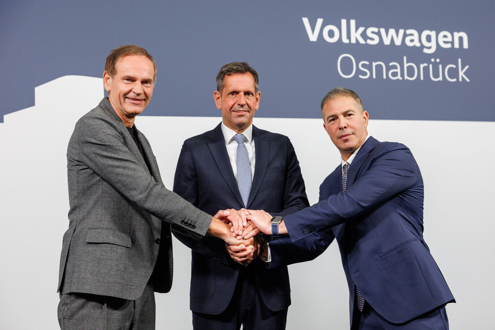 An important signal for the future: (from right to left):Oliver Blume (CEO Volkswagen Group), Olaf Lies (Minister-President of the State of Lower Saxony), Tomer Jacob (Managing Director Aurelius Capital)