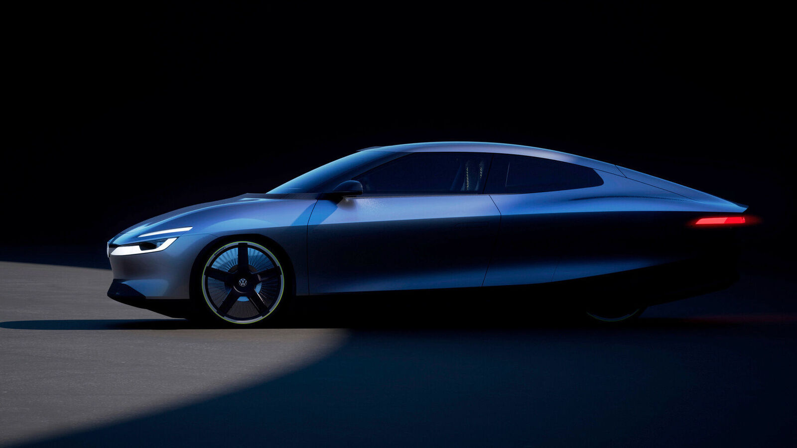 Futuristisches blaues Konzeptauto in Seitenansicht vor schwarzem Hintergrund.