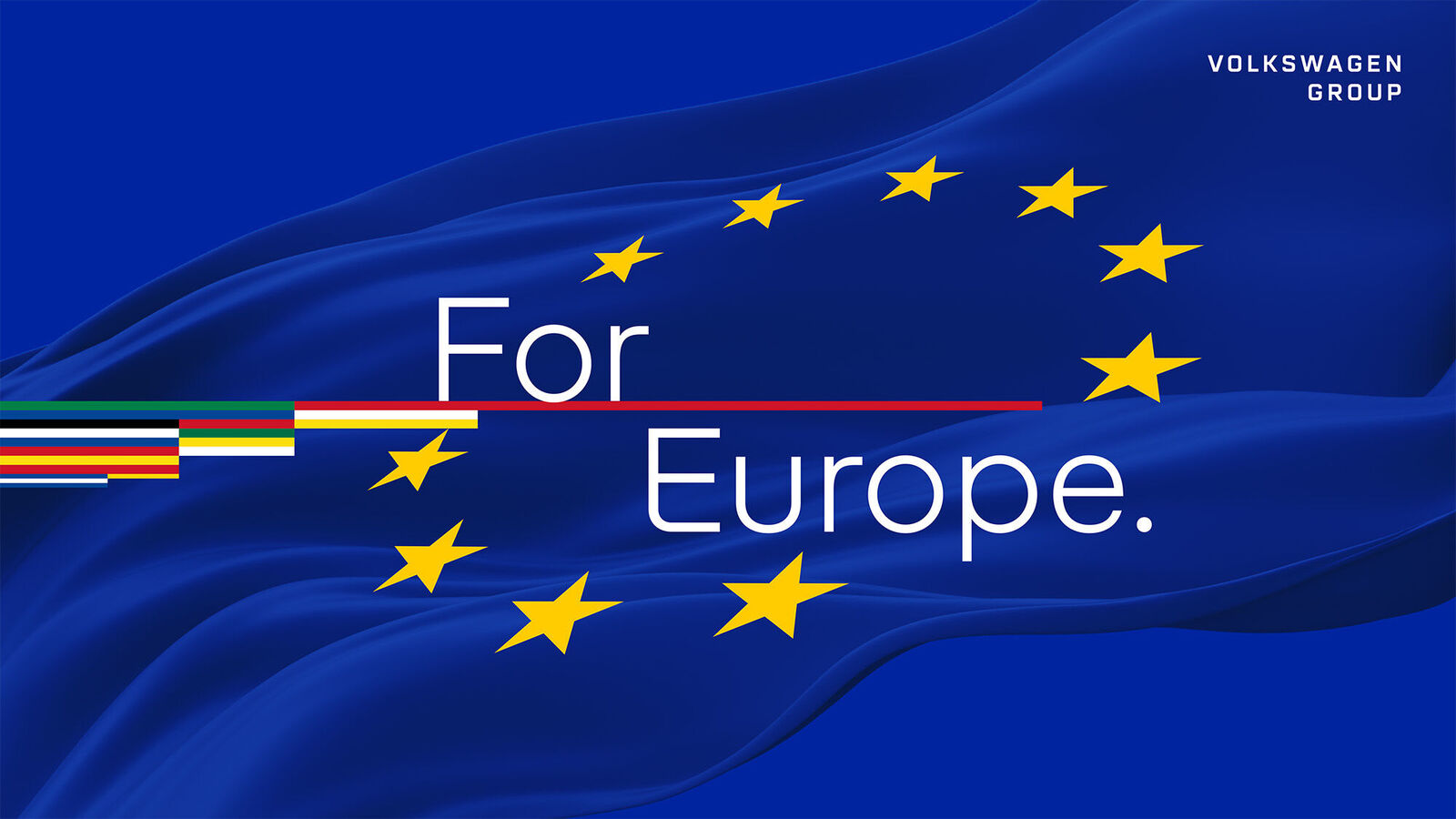 Blaue Europaflagge mit gelben Sternen, bunten Streifen und dem Schriftzug „For Europe.“