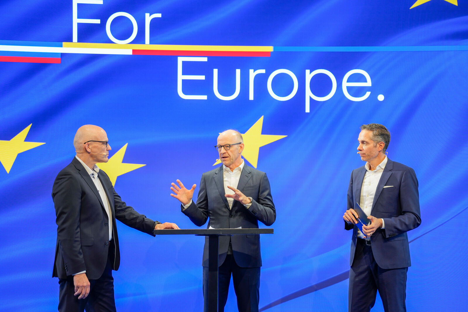 V.l.: Thomas Steg (Leiter Außenbeziehungen des Konzerns) im Gespräch mit Arno Antlitz (CFO & COO Volkswagen Group). Sebastian Rudolph (Kommunikationschef der Volkswagen Group) moderierte das Event.