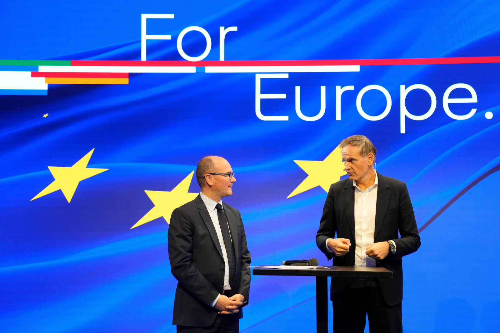 Sébastien Martin, Frankreichs delegierter Minister für Industrie (links, hier mit Oliver Blume) hielt eine Keynote während des "For Europe" Events in Paris