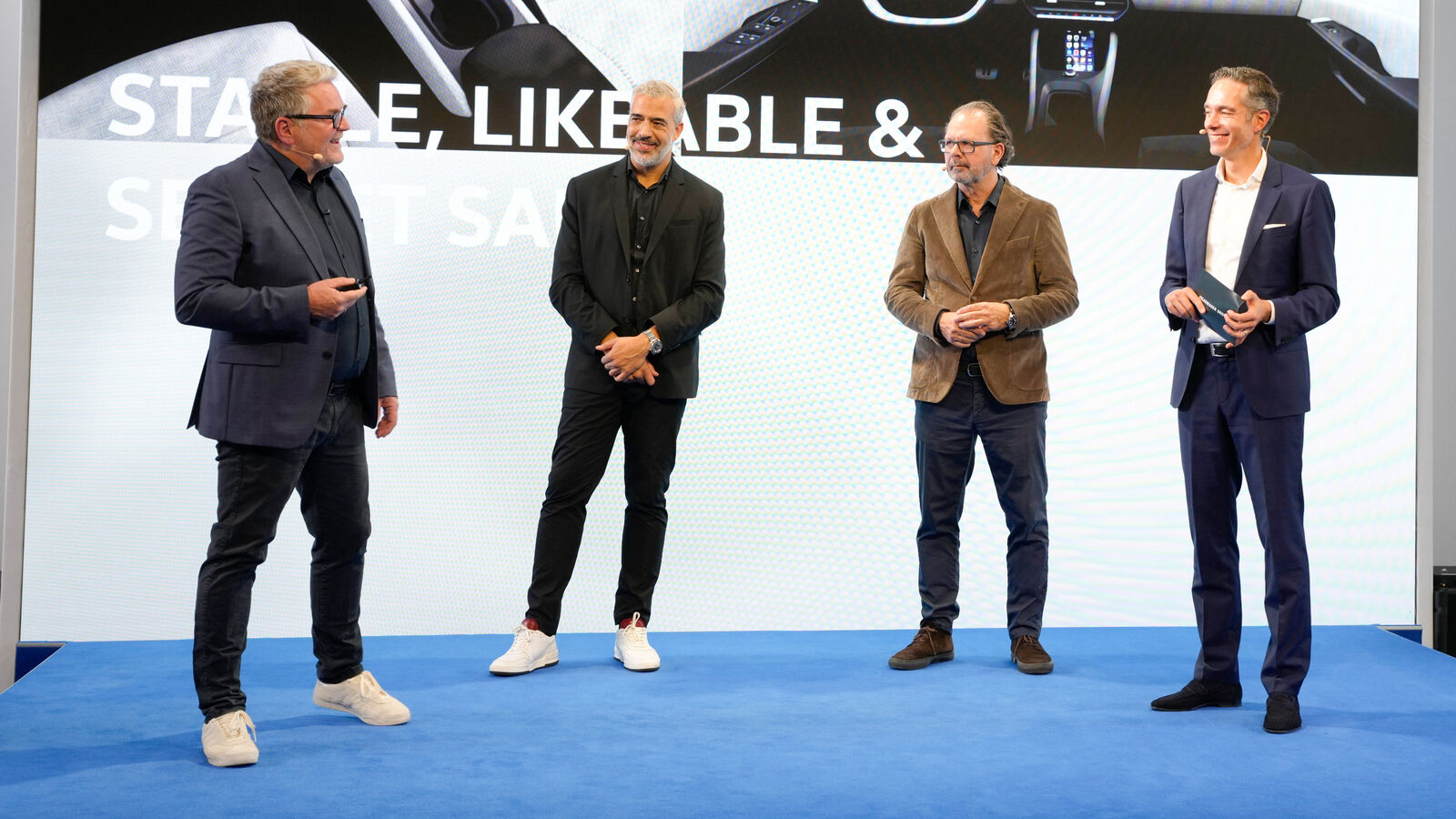 Die Chefdesigner der Marken der Electric Urban Car Family am Vorabend der Paris Auto Show (v.l.): Andreas Mindt (Group und Marke Volkswagen Pkw), Jorge Díez (CUPRA) und Oliver Stefani (Škoda) auf der Bühne mit Moderator Sebastian Rudolph (Kommunikationschef der Volkswagen Group).