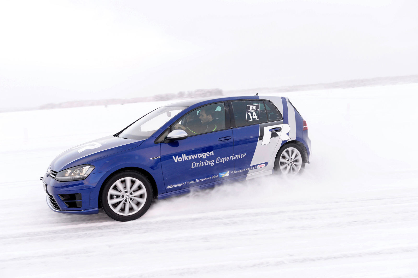Stars gehen mit dem neuen Golf R aufs Eis
