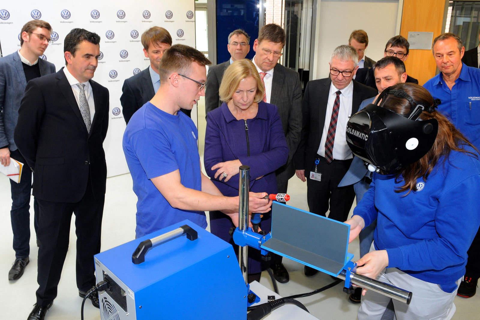 Bundesbildungsministerin Wanka informiert sich bei Volkswagen über Digitalisierung in der Berufsausbildung