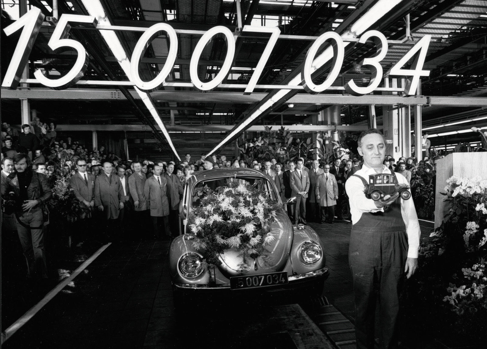 Februar 1972 Mit dem 15007034sten Kaefer ueberholt Volkswagen das legendaere Ford T-Modell