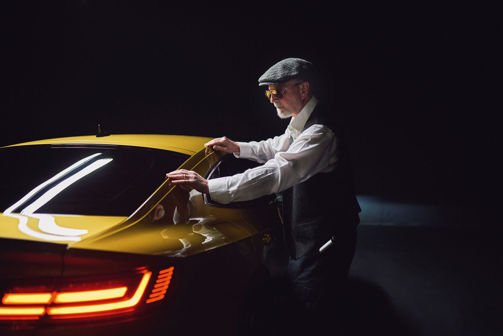 "You don't need eyes to see beauty" – Blind photographer Pete Eckert presents new Volkswagen Arteon with unique images