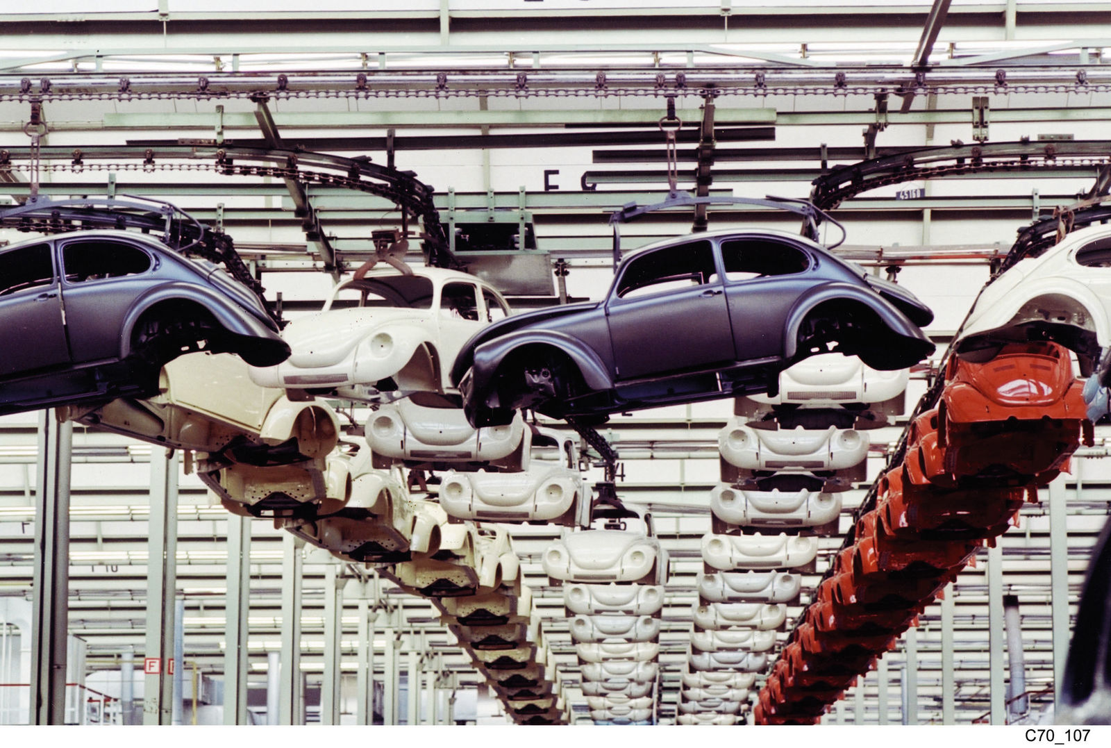 Kap 5 Der Weltbuerger Weltauto Kaeferproduktion in Puebla Mexiko Haengende Karosserien