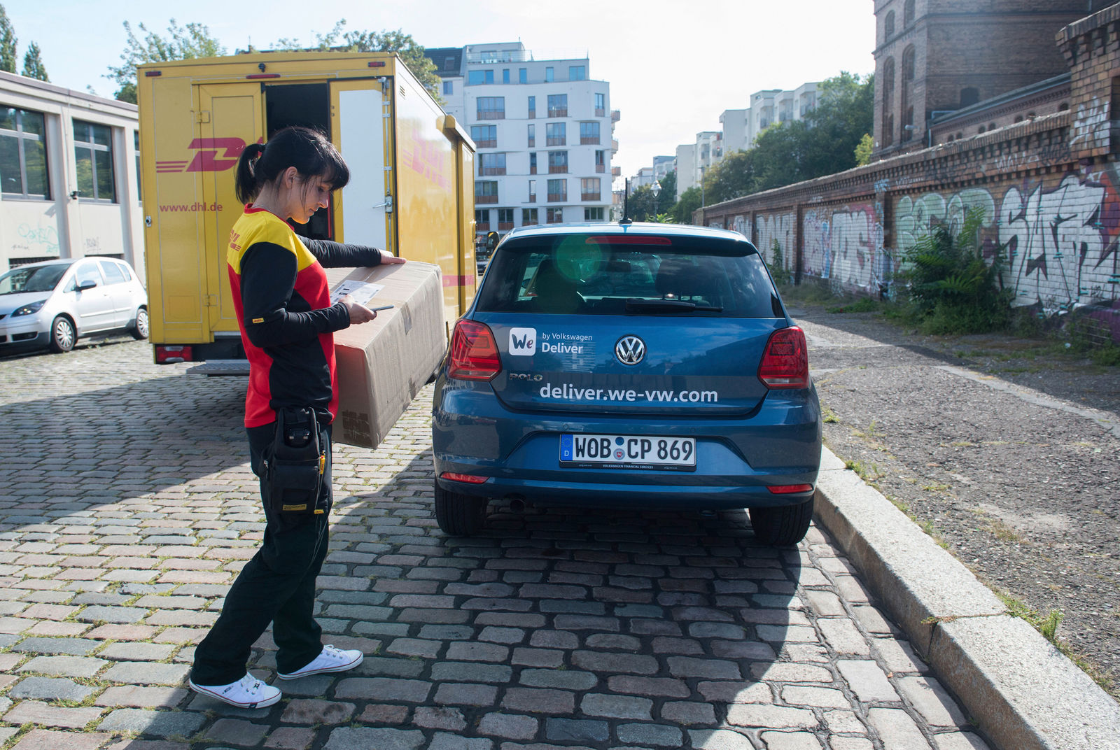 Paketzustellung leicht gemacht: Volkswagen und DHL starten Pilotprojekt für Lieferung in Kofferraum