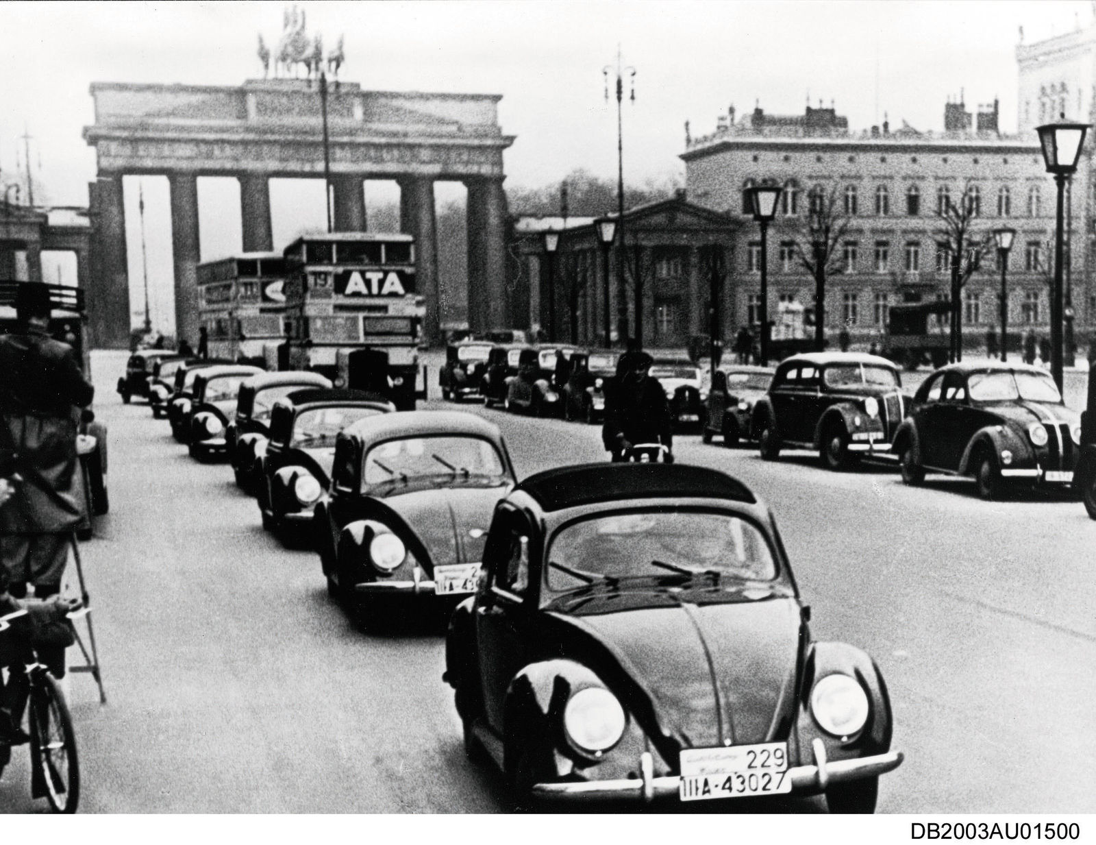 1938 Die ersten Kaefer der Vorserie VW 38 vor dem Brandenburger Tor