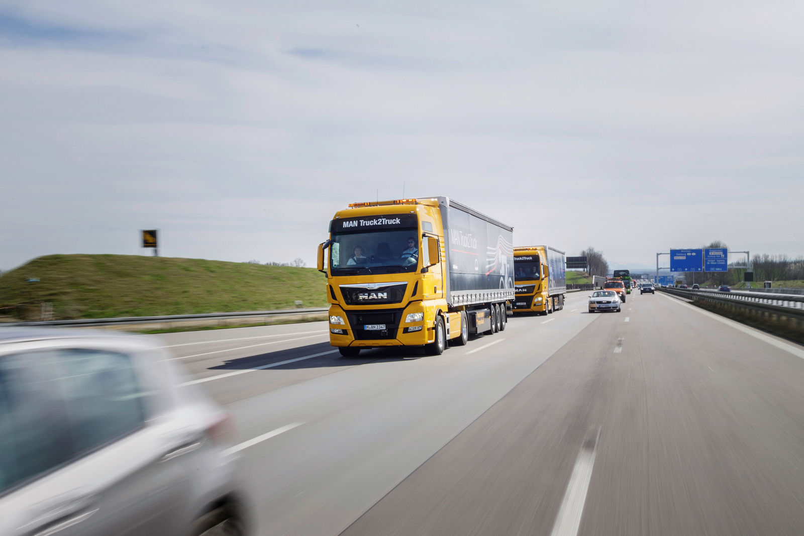 Gütertransport der Zukunft: MAN und Scania setzen auf digital gekoppelte Lkw