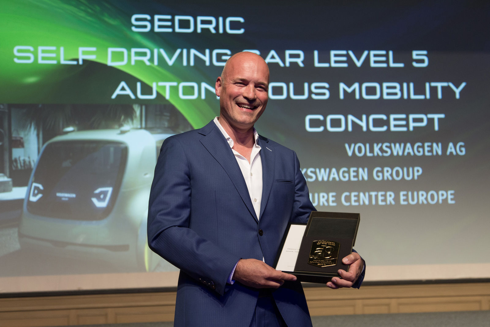 Peter Wouda, Leiter Future Center Europe, Vehicle Design, nahm die Auszeichnung „Innovation of the Year" für SEDRIC beim Automotive Brand Contest 2017 entgegen.