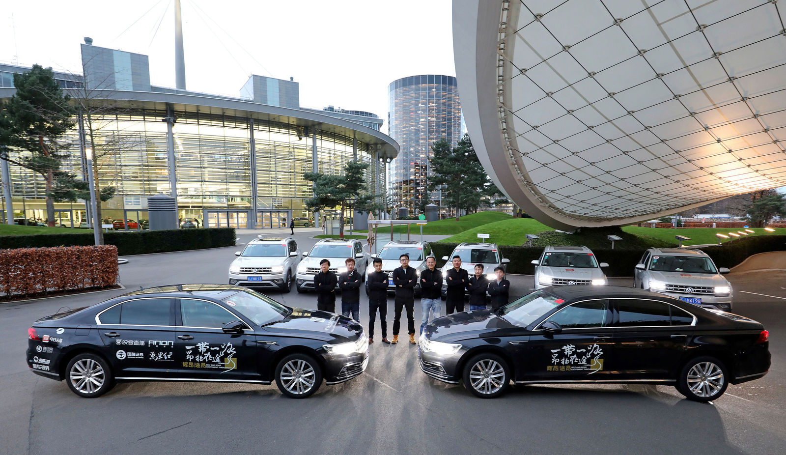 Eleven Volkswagen are driving from China to Wolfsburg – on the Silk Road