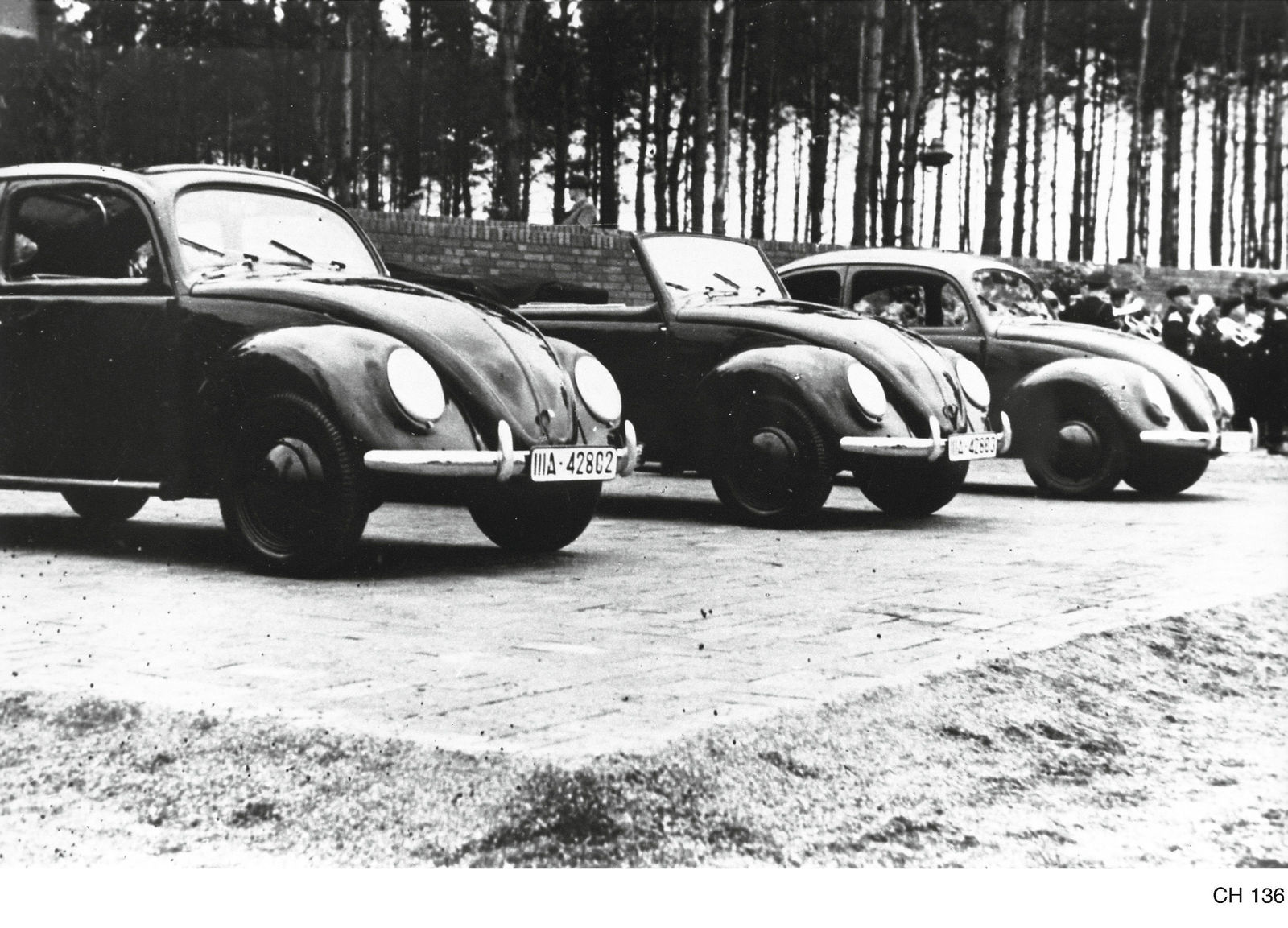 Bei der Grundsteinlegung fuer das Volkswagenwerk am 26 Mai 1938 Limousine Cabriolimousine und Cabrio